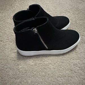 Women’s black shoes